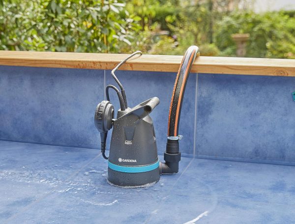 Gardena Klarwasser-Tauchpumpe 8600 Basic: Entwässerungspumpe mit flexiblem Schlauchanschluss, Fördermenge bis zu 8.600 l/h, Flachabsaugung bis 4 mm, Schwimmerschalter mit Dauerlauffunktion (9001-47) 5